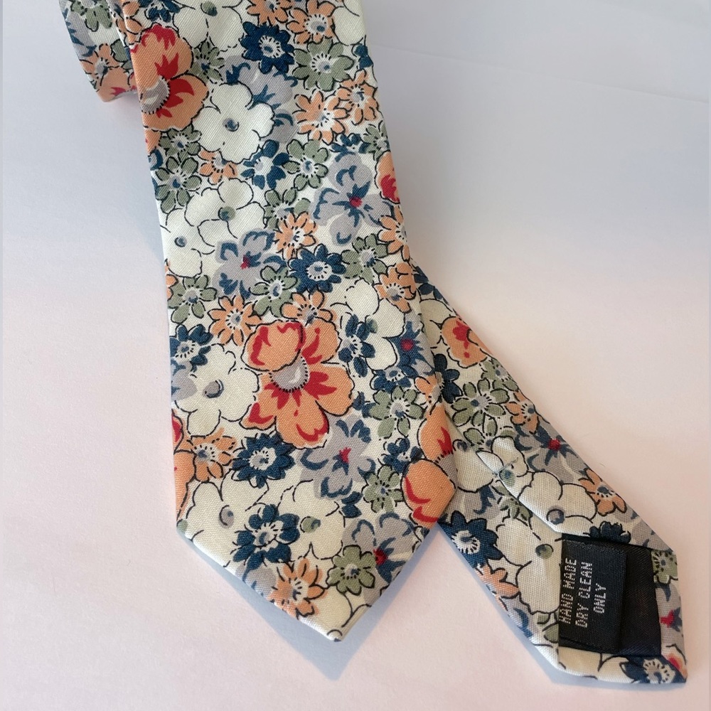 Mens White Garden Flowers slim Neck Tie. From our Gardenia collection.